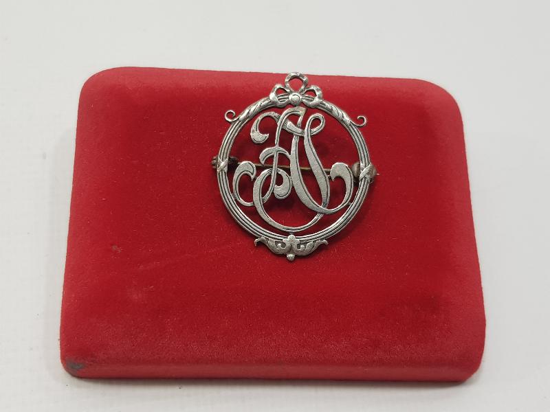 ART NOUVEAU STİLDE AJ YAZILI ROZET / BROŞ 