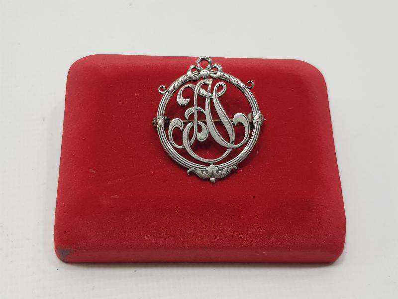 ART NOUVEAU STİLDE AJ YAZILI ROZET / BROŞ 