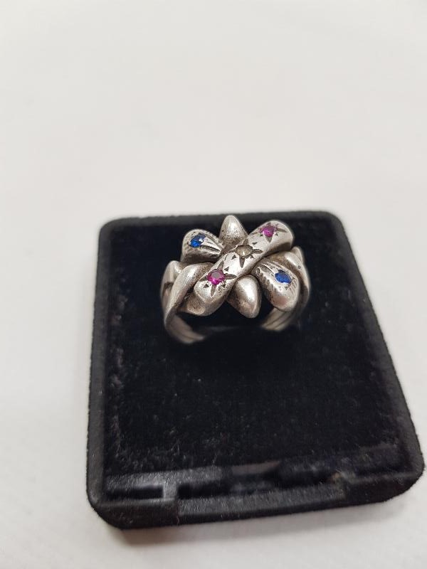 DEĞERLİ TAŞLARLA SÜSLÜ GÜMÜŞ YÜZÜK