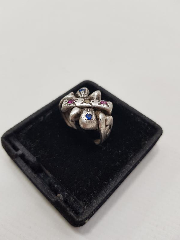 DEĞERLİ TAŞLARLA SÜSLÜ GÜMÜŞ YÜZÜK