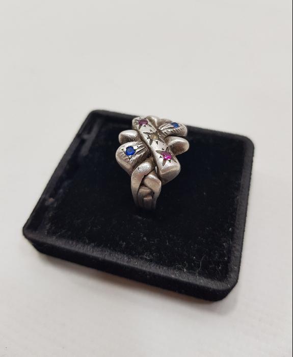 DEĞERLİ TAŞLARLA SÜSLÜ GÜMÜŞ YÜZÜK