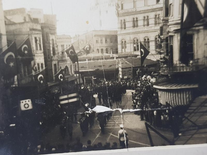 ATATÜRK'ÜN CENAZE MERASİMİ KONULU İKİ ADET FOTOĞRAF