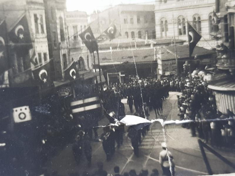 ATATÜRK'ÜN CENAZE MERASİMİ KONULU İKİ ADET FOTOĞRAF