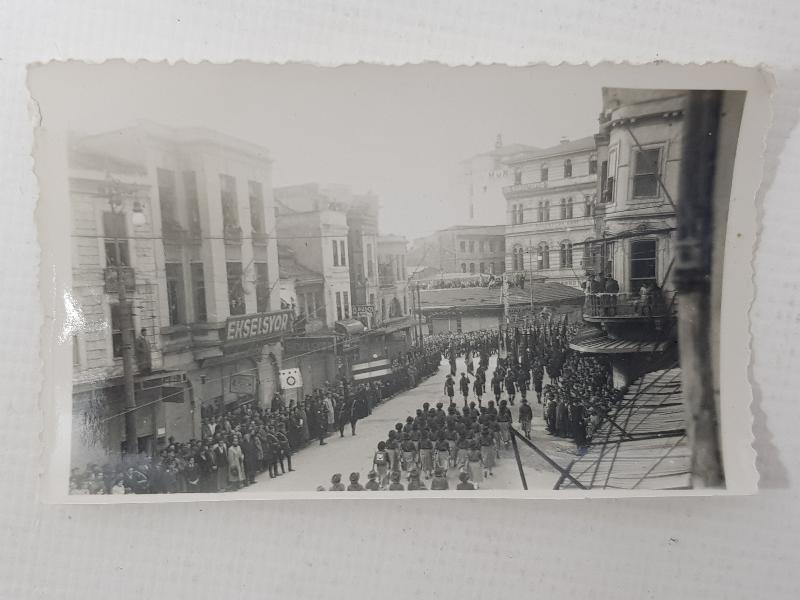 ATATÜRK'ÜN CENAZE MERASİMİ KONULU İKİ ADET FOTOĞRAF