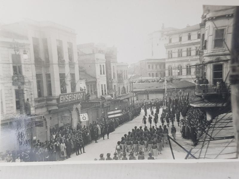 ATATÜRK'ÜN CENAZE MERASİMİ KONULU İKİ ADET FOTOĞRAF