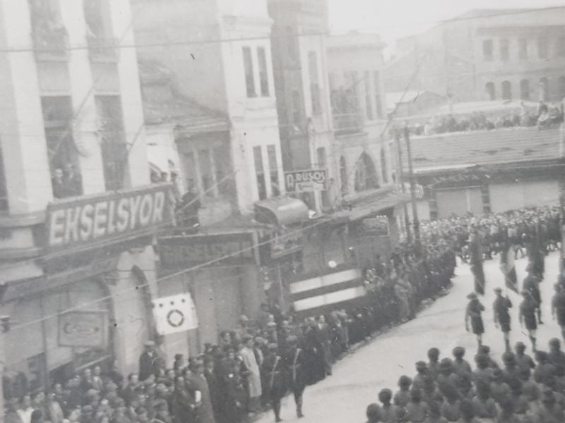 ATATÜRK'ÜN CENAZE MERASİMİ KONULU İKİ ADET FOTOĞRAF