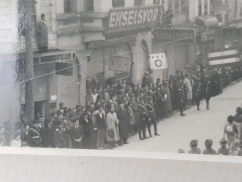 ATATÜRK'ÜN CENAZE MERASİMİ KONULU İKİ ADET FOTOĞRAF