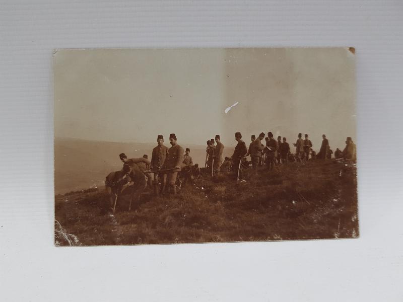 1. DÜNYA SAVAŞI OSMANLI SUBAY VE ASKERLERİ SİPER KAZARKEN ORJİNAL FOTOĞRAF