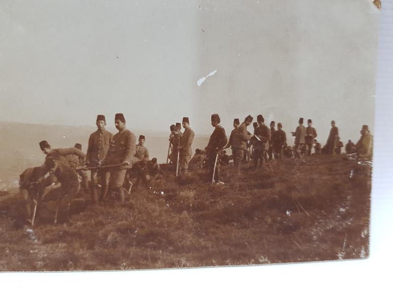 1. DÜNYA SAVAŞI OSMANLI SUBAY VE ASKERLERİ SİPER KAZARKEN ORJİNAL FOTOĞRAF