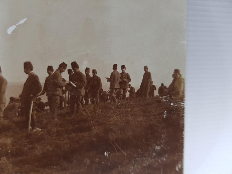 1. DÜNYA SAVAŞI OSMANLI SUBAY VE ASKERLERİ SİPER KAZARKEN ORJİNAL FOTOĞRAF