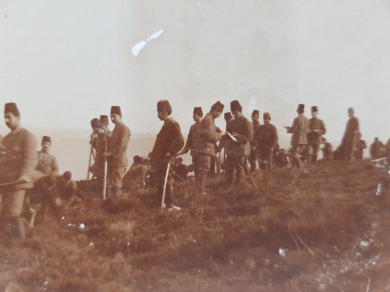 1. DÜNYA SAVAŞI OSMANLI SUBAY VE ASKERLERİ SİPER KAZARKEN ORJİNAL FOTOĞRAF