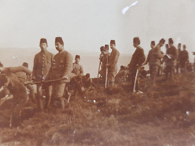 1. DÜNYA SAVAŞI OSMANLI SUBAY VE ASKERLERİ SİPER KAZARKEN ORJİNAL FOTOĞRAF