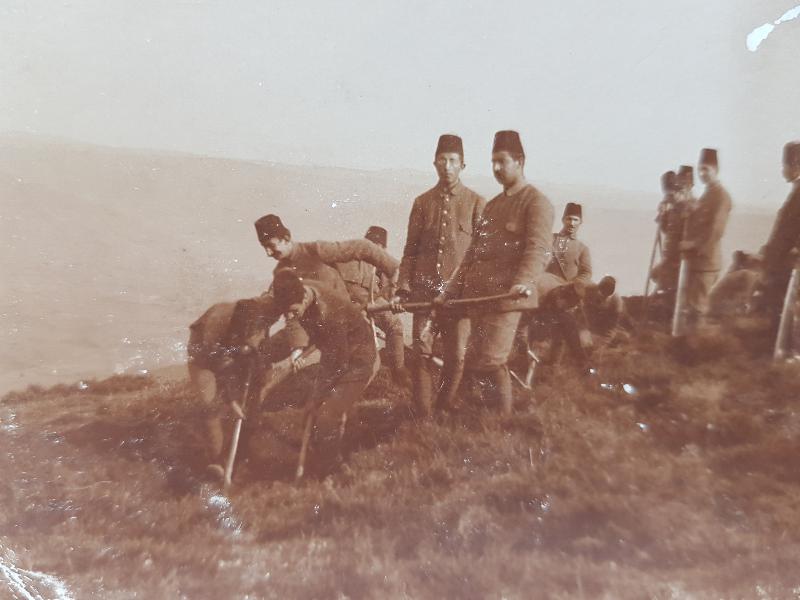 1. DÜNYA SAVAŞI OSMANLI SUBAY VE ASKERLERİ SİPER KAZARKEN ORJİNAL FOTOĞRAF