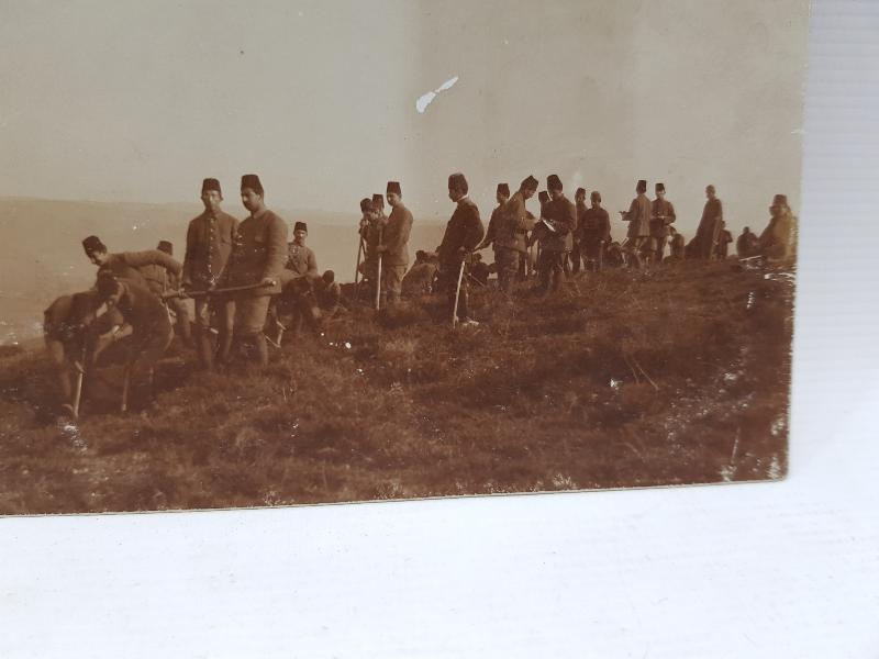 1. DÜNYA SAVAŞI OSMANLI SUBAY VE ASKERLERİ SİPER KAZARKEN ORJİNAL FOTOĞRAF