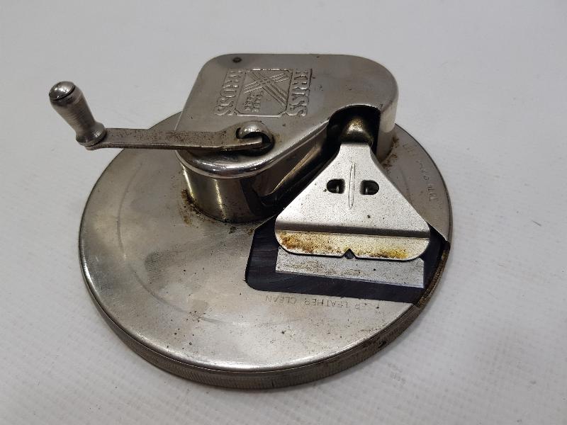 KUTUSUNDA ANTİKA JİLET BİLEME ALETİ 