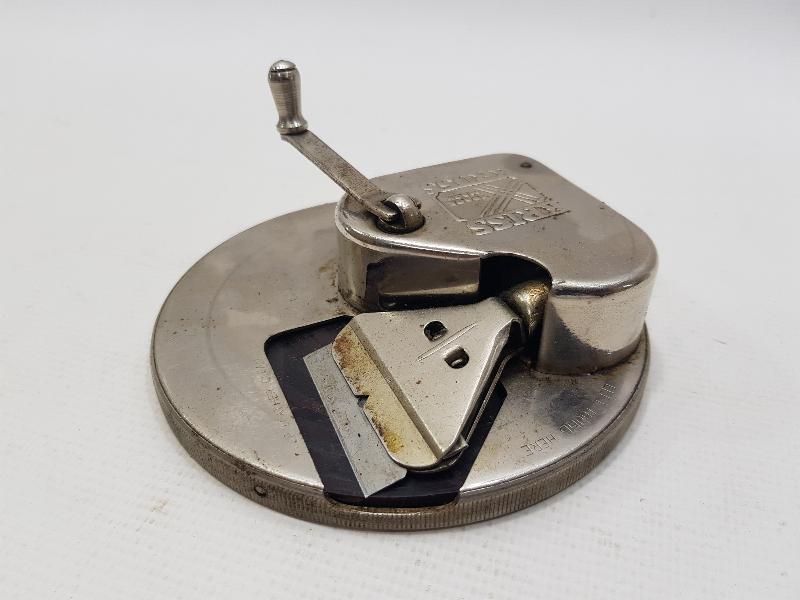 KUTUSUNDA ANTİKA JİLET BİLEME ALETİ 