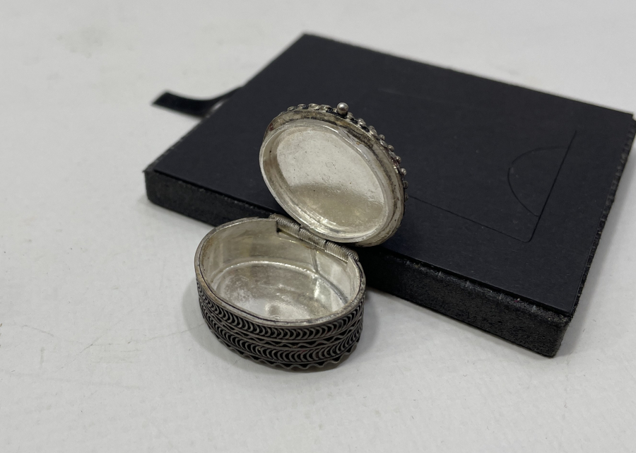 ÜZERİ LAPİS TAŞLI GÜMÜŞ KUTU