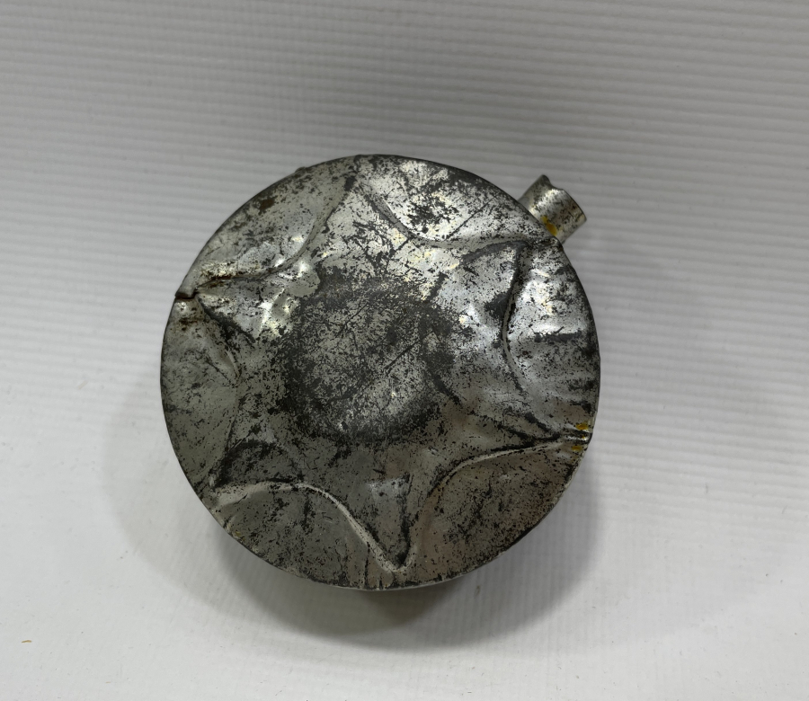 ÜZERİNDE OSMANLI YILDIZI BULUNAN İÇİ ZEMZEM DOLU ZEMZEMLİK