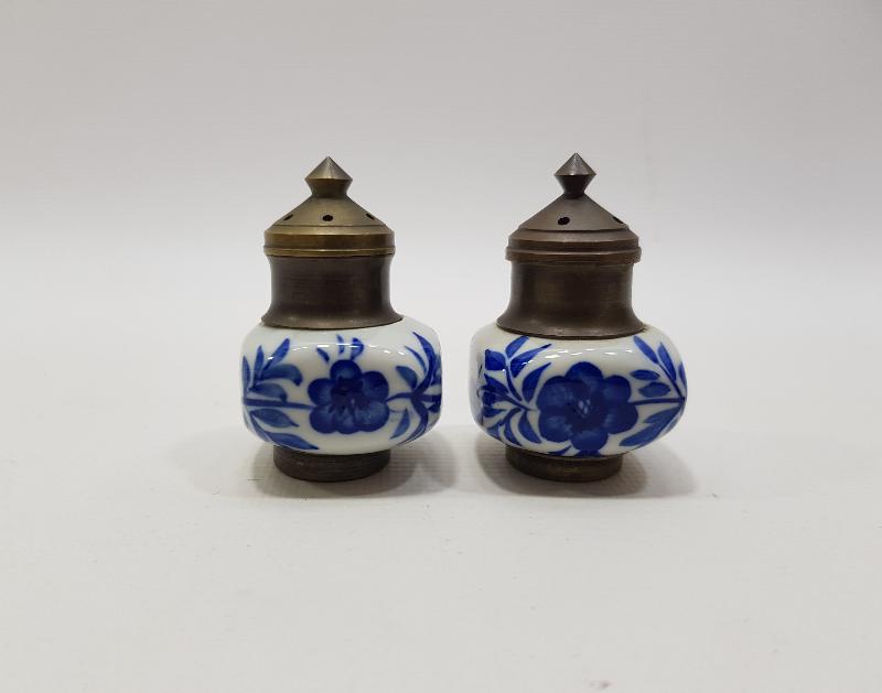 BİR ÇİFT ANTİKA PORSELEN BAHARATLIK 