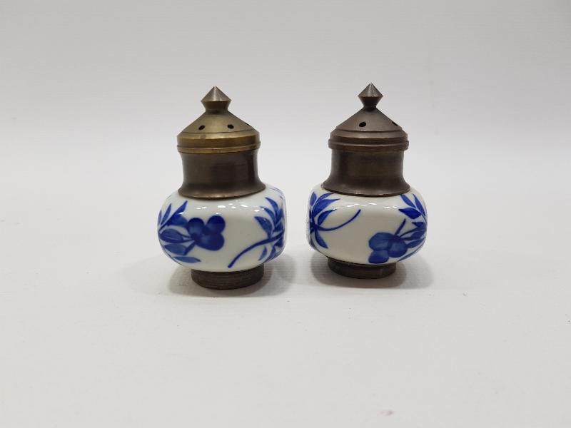 BİR ÇİFT ANTİKA PORSELEN BAHARATLIK 