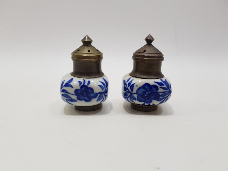 BİR ÇİFT ANTİKA PORSELEN BAHARATLIK 