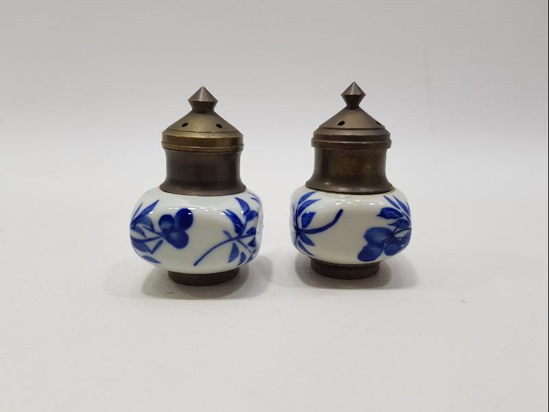 BİR ÇİFT ANTİKA PORSELEN BAHARATLIK 