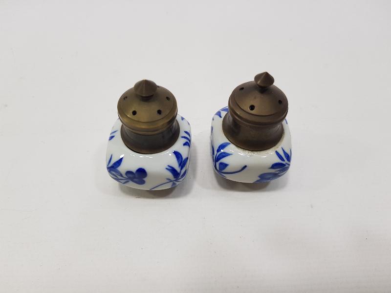 BİR ÇİFT ANTİKA PORSELEN BAHARATLIK 