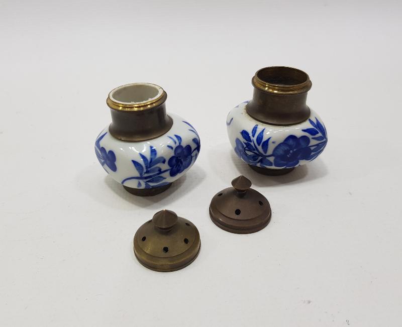 BİR ÇİFT ANTİKA PORSELEN BAHARATLIK 