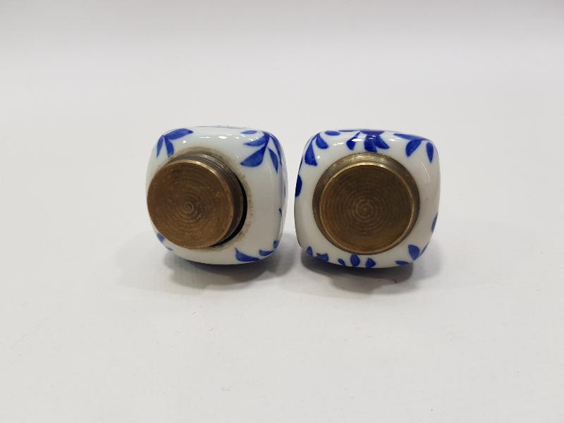 BİR ÇİFT ANTİKA PORSELEN BAHARATLIK 