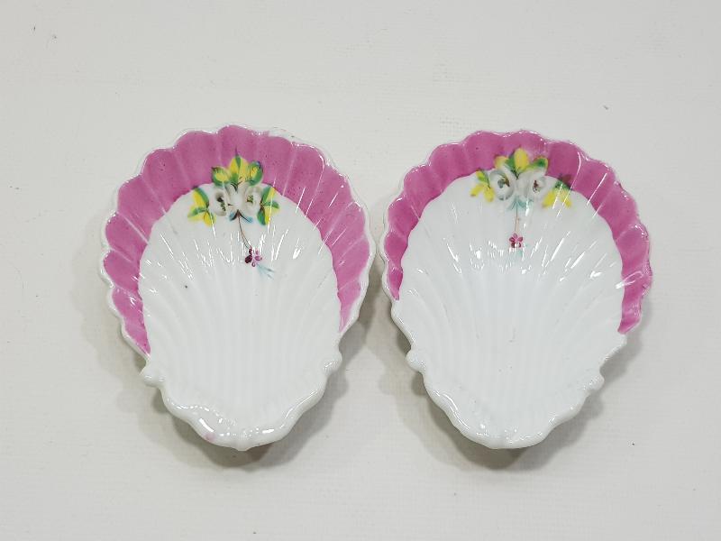 BİR ÇİFT ANTİKA PORSELEN SUNUMLUK