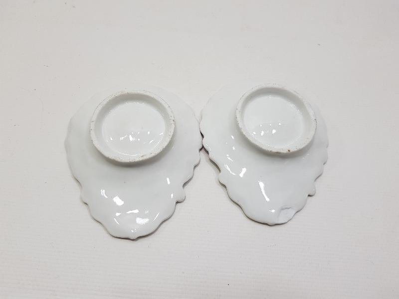 BİR ÇİFT ANTİKA PORSELEN SUNUMLUK