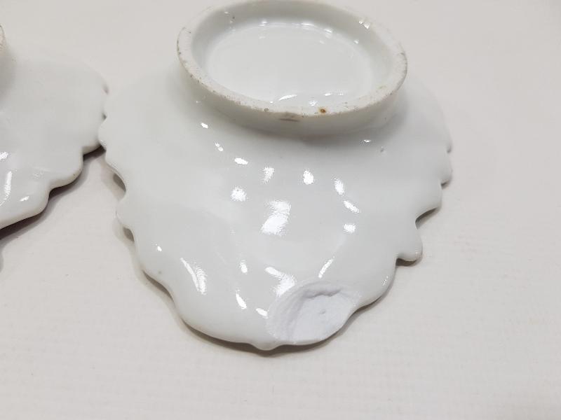 BİR ÇİFT ANTİKA PORSELEN SUNUMLUK