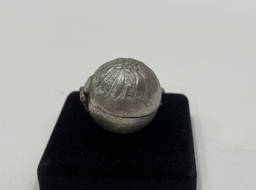 OSMANLI DÖNEMİ KABARTMA İŞÇİLİKLİ GÜMÜŞ SAKIZLIK