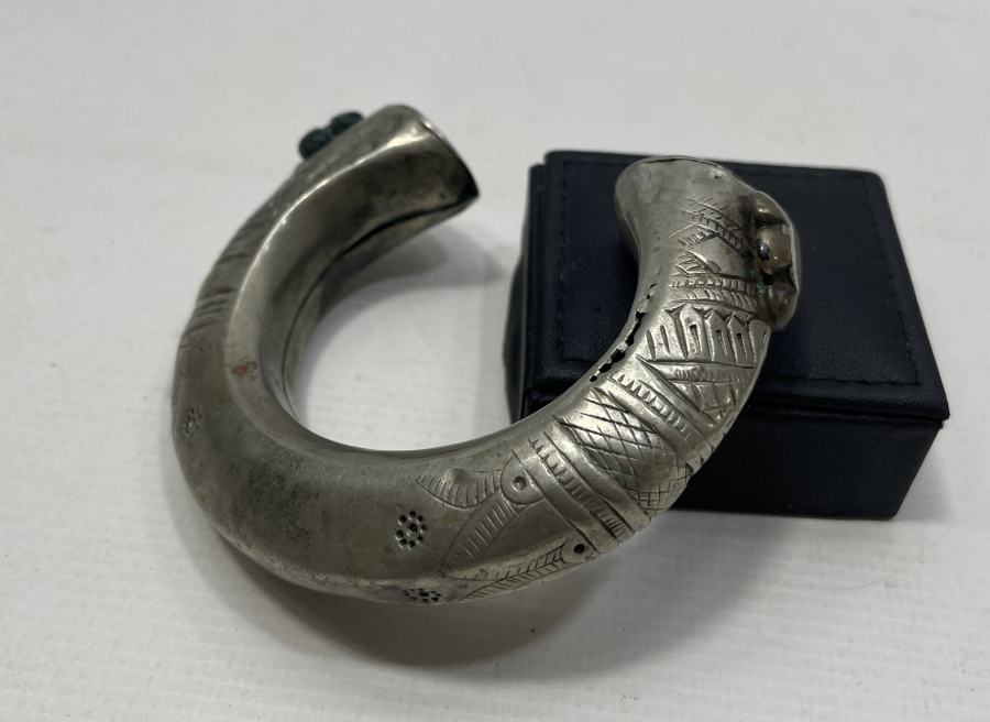 ÜZERİ KALEM İŞÇİLİKLİ ANTİKA BİLEKLİK