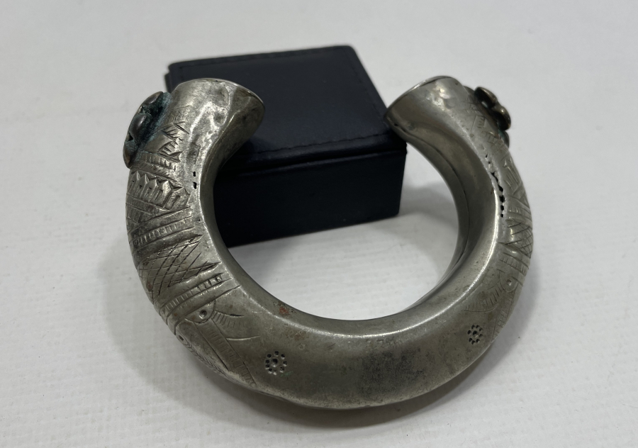 ÜZERİ KALEM İŞÇİLİKLİ ANTİKA BİLEKLİK