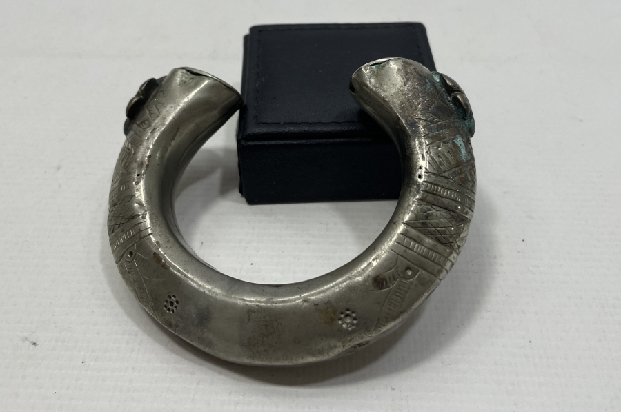 ÜZERİ KALEM İŞÇİLİKLİ ANTİKA BİLEKLİK