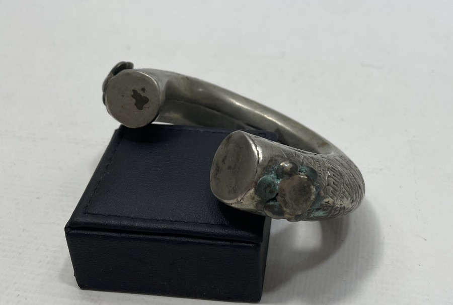 ÜZERİ KALEM İŞÇİLİKLİ ANTİKA BİLEKLİK