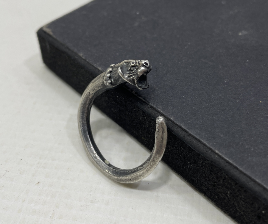 1900 BAŞLARI ÖZEL YAPIM DENİZ YILANI FORMUNDA GÜMÜŞ YÜZÜK