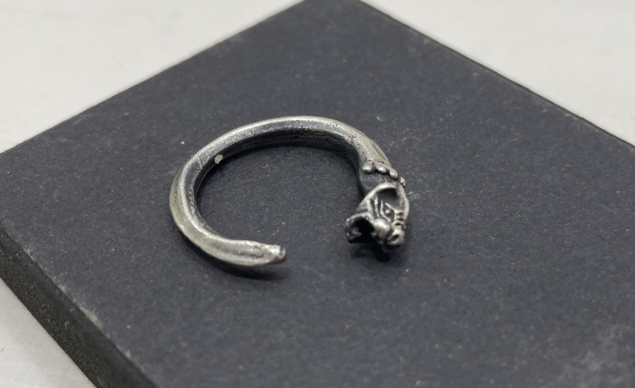 1900 BAŞLARI ÖZEL YAPIM DENİZ YILANI FORMUNDA GÜMÜŞ YÜZÜK