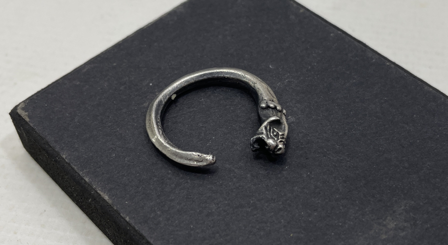 1900 BAŞLARI ÖZEL YAPIM DENİZ YILANI FORMUNDA GÜMÜŞ YÜZÜK