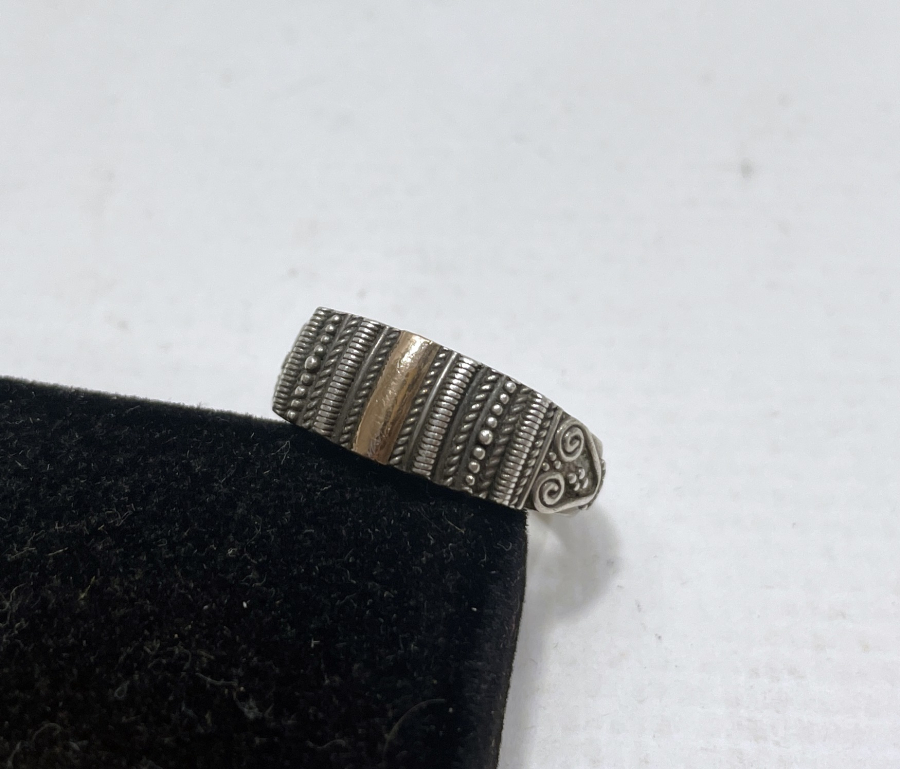 ALTIN PARÇA APLİKLİ ÖZEL YAPIM ANTİKA GÜMÜŞ YÜZÜK