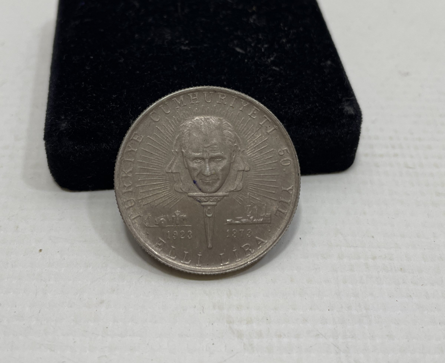 CUMHURİYETİMİZİN KURULUŞUNUN 50. YILINA ÖZEL BASILMIŞ GÜMÜŞ MADALYON