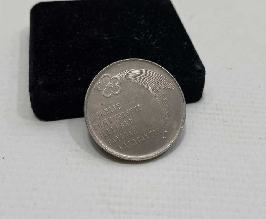 CUMHURİYETİMİZİN KURULUŞUNUN 50. YILINA ÖZEL BASILMIŞ GÜMÜŞ MADALYON