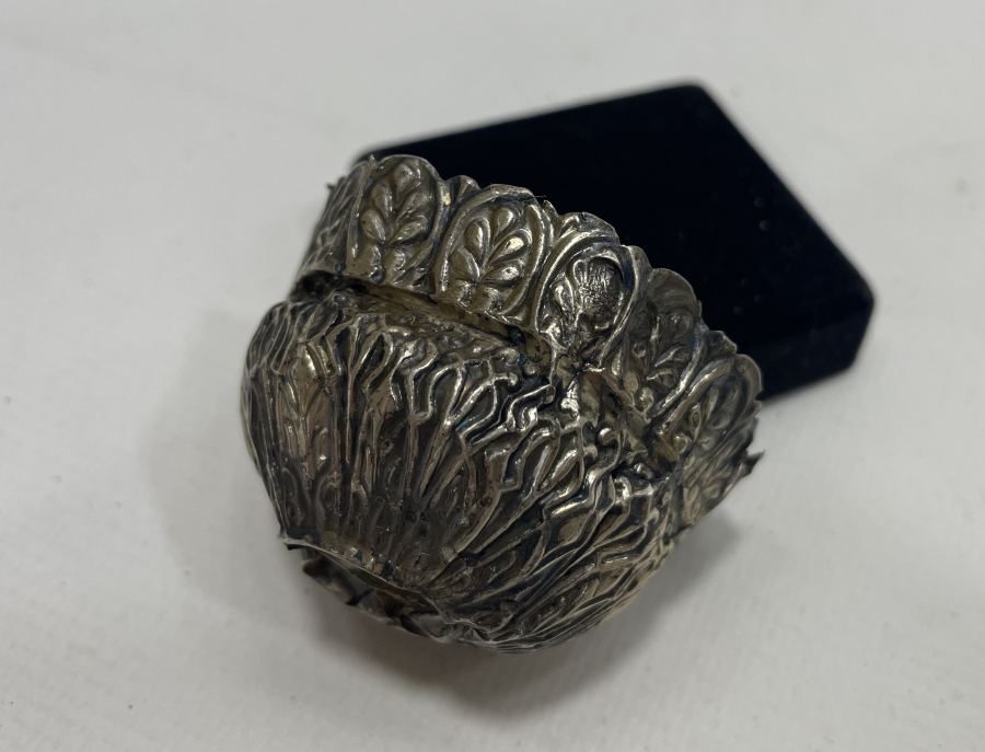 HALİYLE KONDİSYONDA TUĞRALI GÜMÜŞ FİNCAN ZARFI PARÇASI