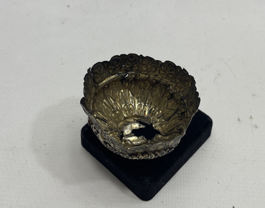 HALİYLE KONDİSYONDA TUĞRALI GÜMÜŞ FİNCAN ZARFI PARÇASI