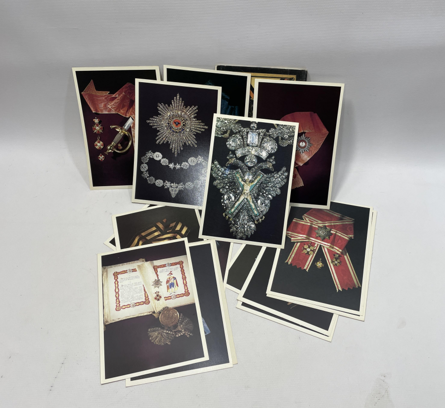 İÇİNDE ESKİ RUS NİŞANLARINA AİT GÖRSELLER VE İNGİLİZCE AÇIKLAMALAR BULUNAN MADALYA KATALOĞU