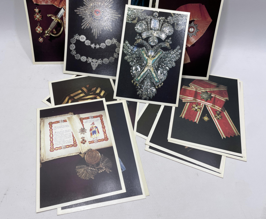 İÇİNDE ESKİ RUS NİŞANLARINA AİT GÖRSELLER VE İNGİLİZCE AÇIKLAMALAR BULUNAN MADALYA KATALOĞU