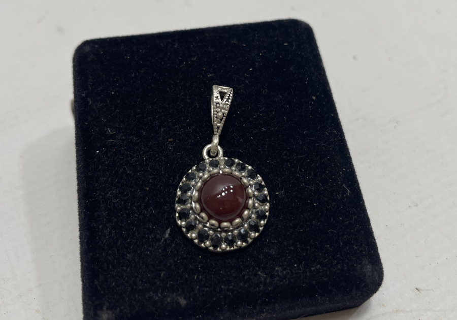 ÜZERİ AKİK TAŞLI GÜMÜŞ KOLYE UCU