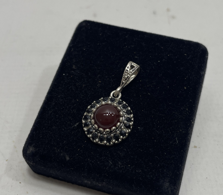 ÜZERİ AKİK TAŞLI GÜMÜŞ KOLYE UCU