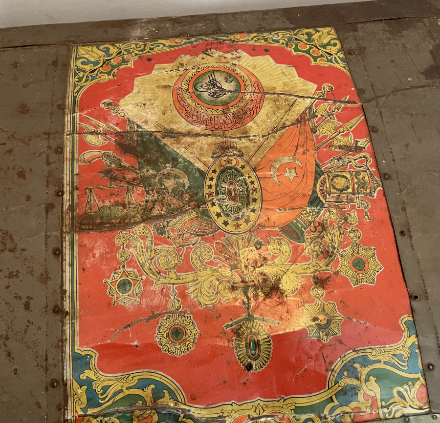 ÜZERİNDE OSMANLI DEVLET ARMASI BULUNAN OSMANLI DÖNEMİ NADİR ÇEYİZ SANDIĞI